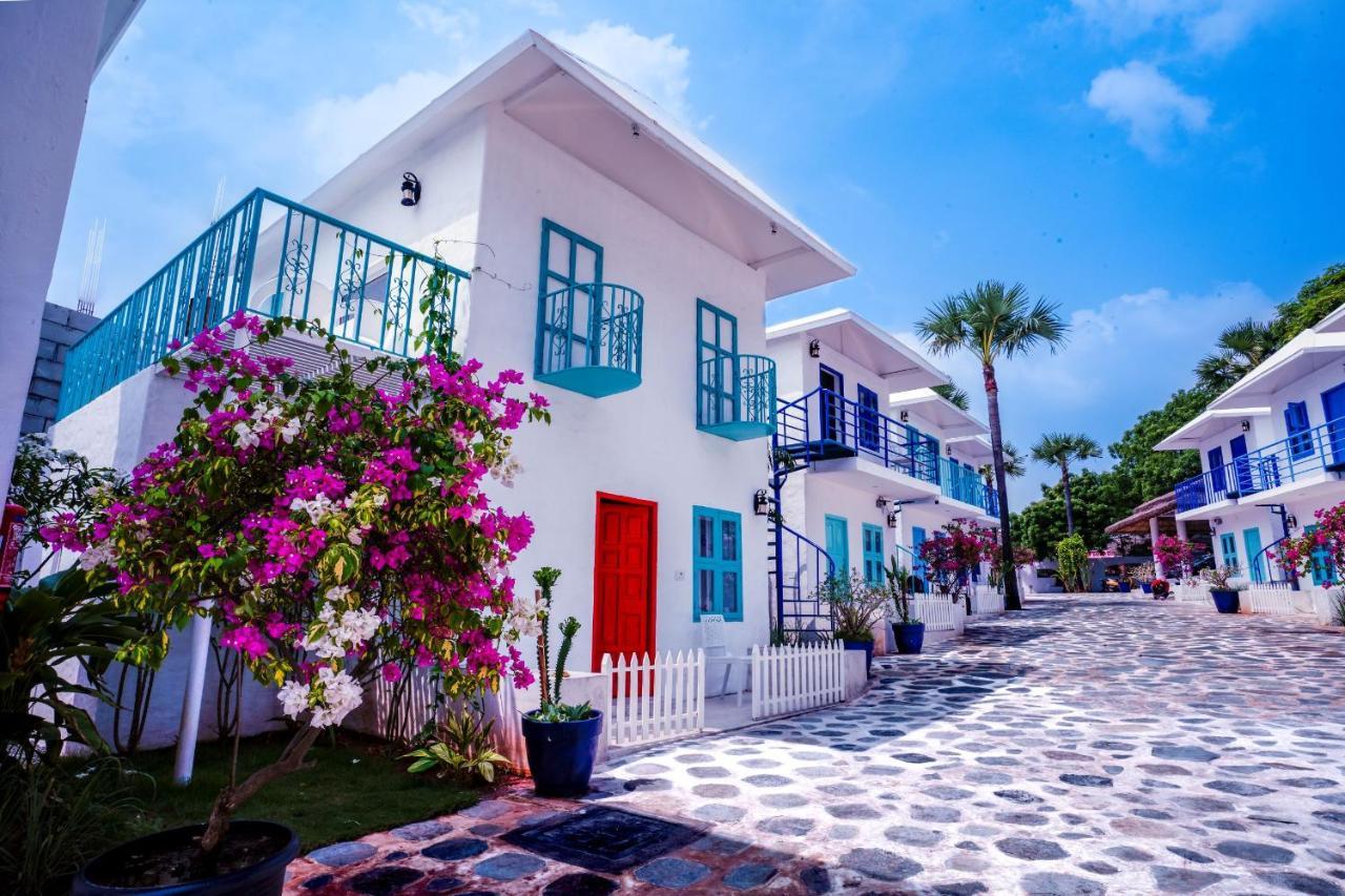 Отель Greek Bay Ауровиль Экстерьер фото